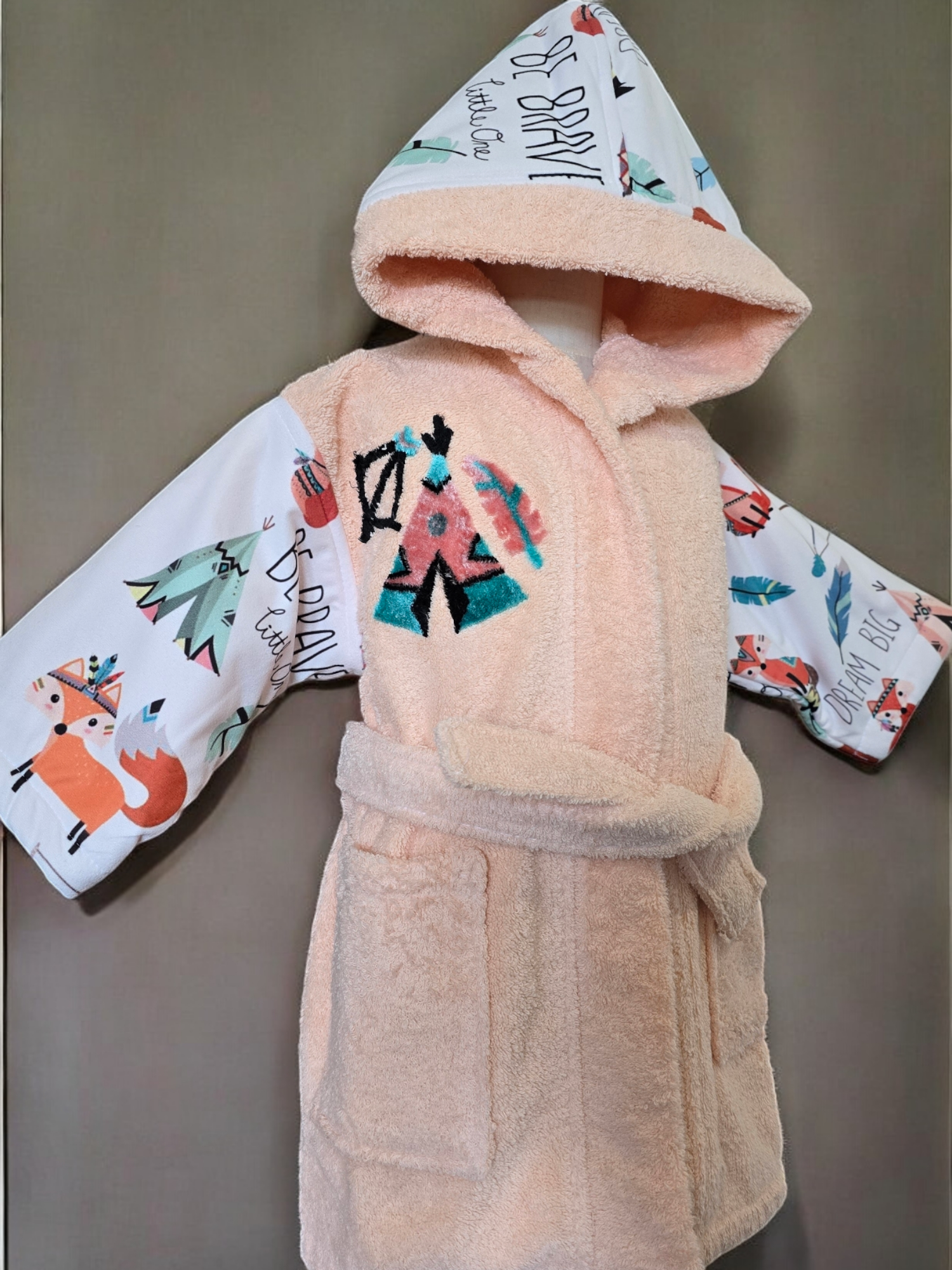 100% cotton soft and absorbent kids bathrobes, perfect for bath or pool time. Kids bathrobes and towels, Turkish cotton colourful, unique and luxurious. Fun kids bath time, kids swimming lessons, bubble bath, pure cotton, gift ideas, pool party, children’s birthday present.