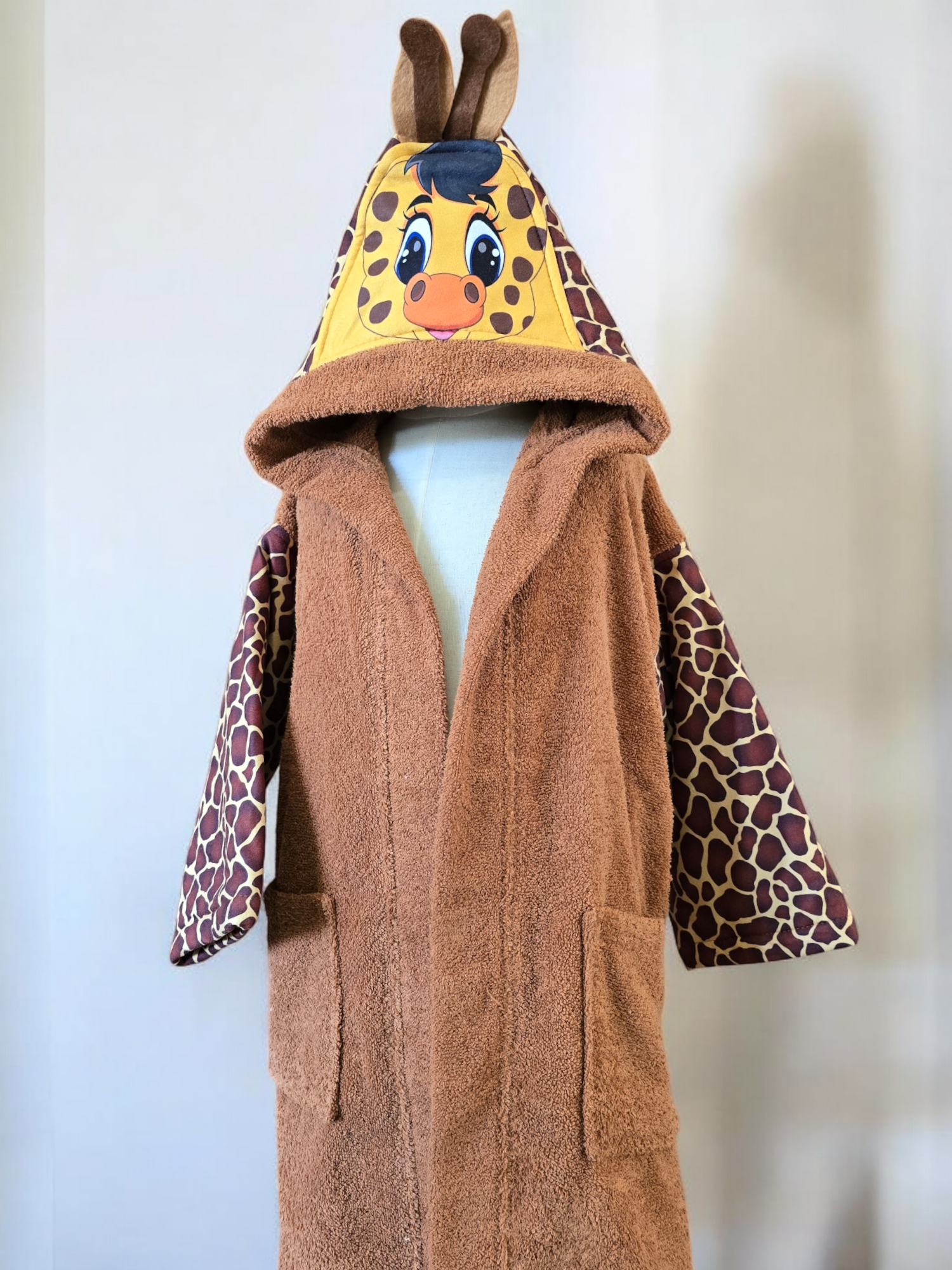 100% cotton soft and absorbent kids bathrobes, perfect for bath or pool time. Kids bathrobes and towels, Turkish cotton colourful, unique and luxurious. Fun kids bath time, kids swimming lessons, bubble bath, pure cotton, gift ideas, pool party, children’s birthday present.