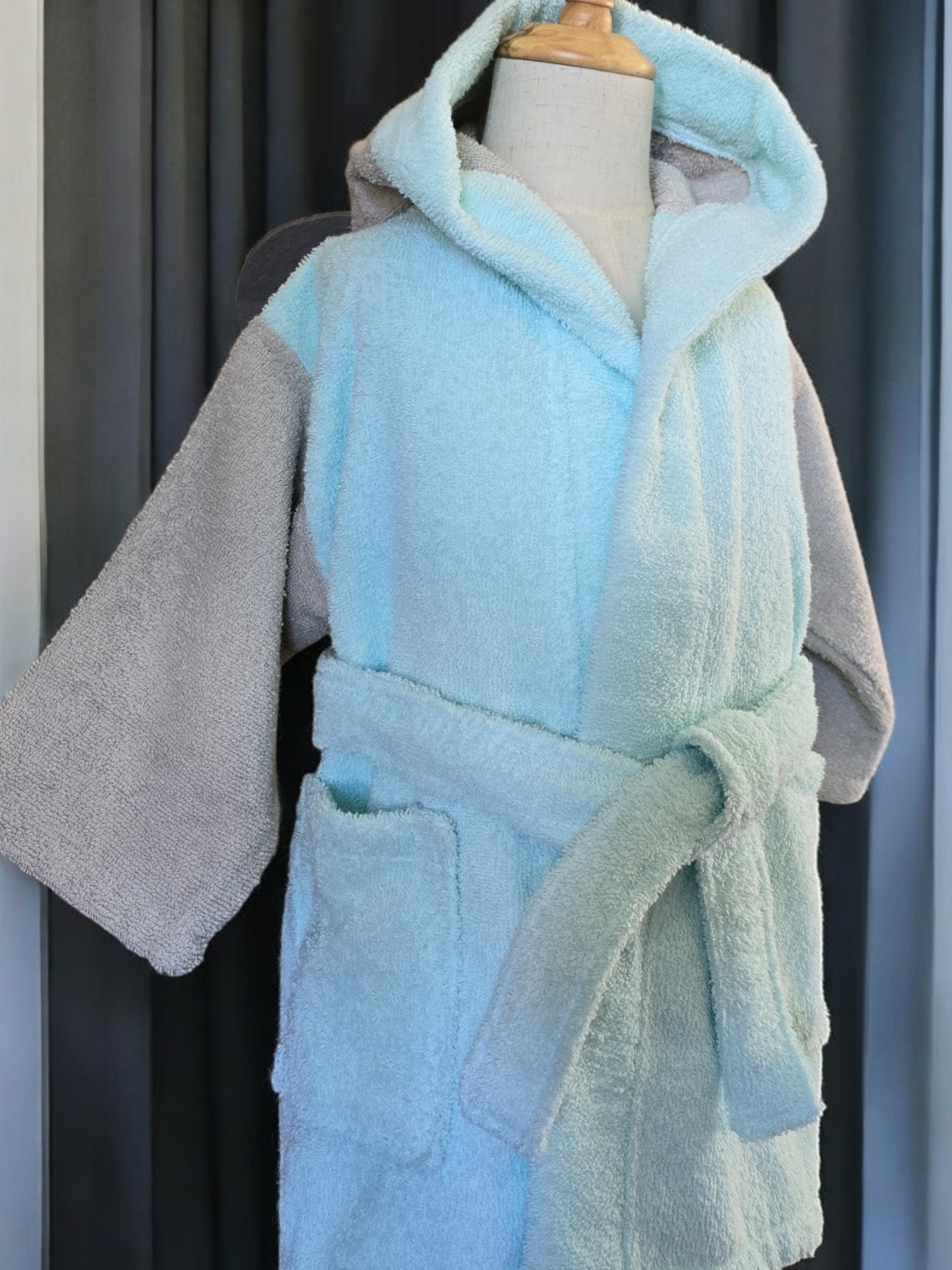 100% cotton soft and absorbent kids bathrobes, perfect for bath or pool time. Kids bathrobes and towels, Turkish cotton colourful, unique and luxurious. Fun kids bath time, kids swimming lessons, bubble bath, pure cotton, gift ideas, pool party, children’s birthday present.