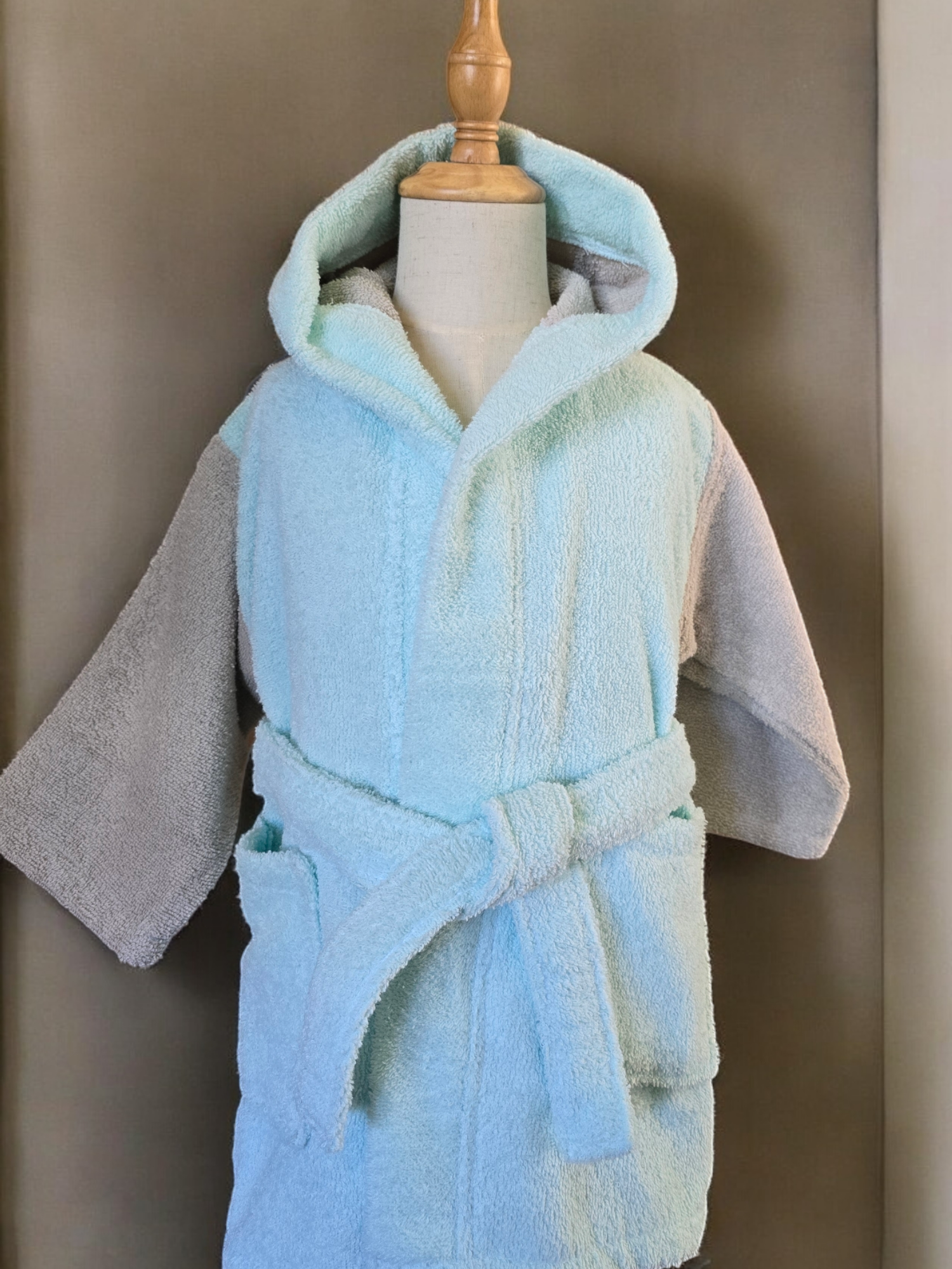 100% cotton soft and absorbent kids bathrobes, perfect for bath or pool time. Kids bathrobes and towels, Turkish cotton colourful, unique and luxurious. Fun kids bath time, kids swimming lessons, bubble bath, pure cotton, gift ideas, pool party, children’s birthday present.