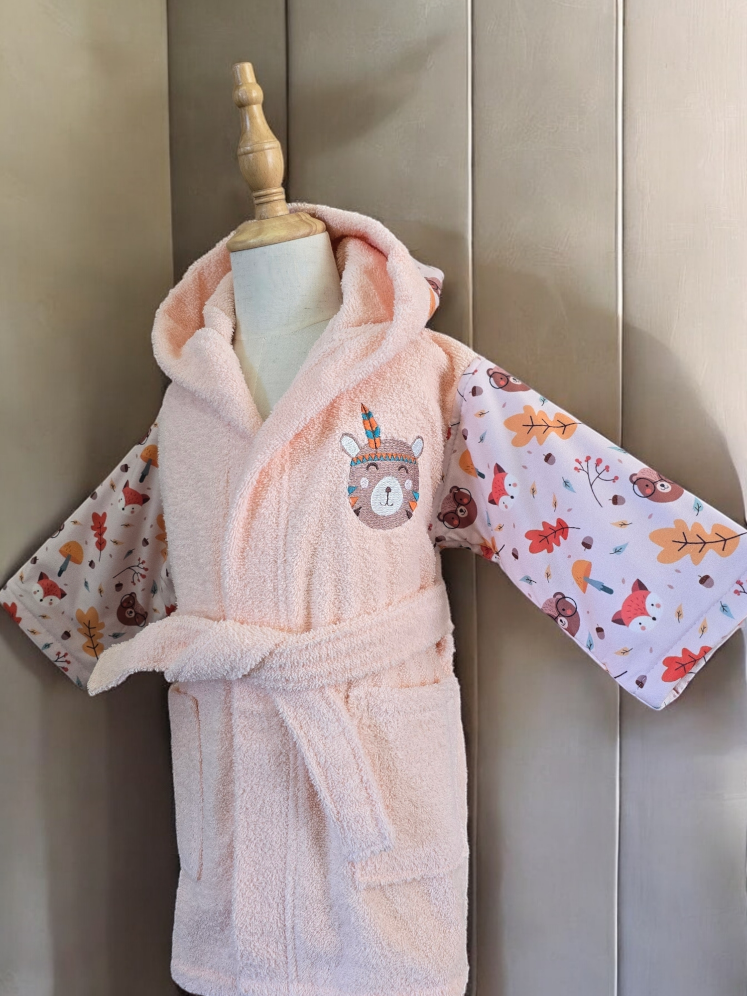 100% cotton soft and absorbent kids bathrobes, perfect for bath or pool time. Kids bathrobes and towels, Turkish cotton colourful, unique and luxurious. Fun kids bath time, kids swimming lessons, bubble bath, pure cotton, gift ideas, pool party, children’s birthday present.
