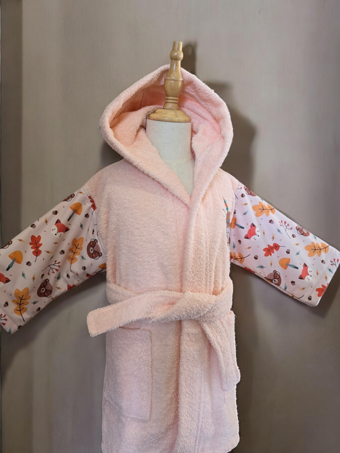 100% cotton soft and absorbent kids bathrobes, perfect for bath or pool time. Kids bathrobes and towels, Turkish cotton colourful, unique and luxurious. Fun kids bath time, kids swimming lessons, bubble bath, pure cotton, gift ideas, pool party, children’s birthday present.