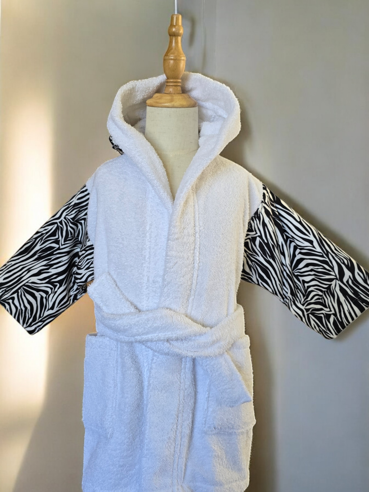 100% cotton soft and absorbent kids bathrobes, perfect for bath or pool time. Kids bathrobes and towels, Turkish cotton colourful, unique and luxurious. Fun kids bath time, kids swimming lessons, bubble bath, pure cotton, gift ideas, pool party, children’s birthday present.
