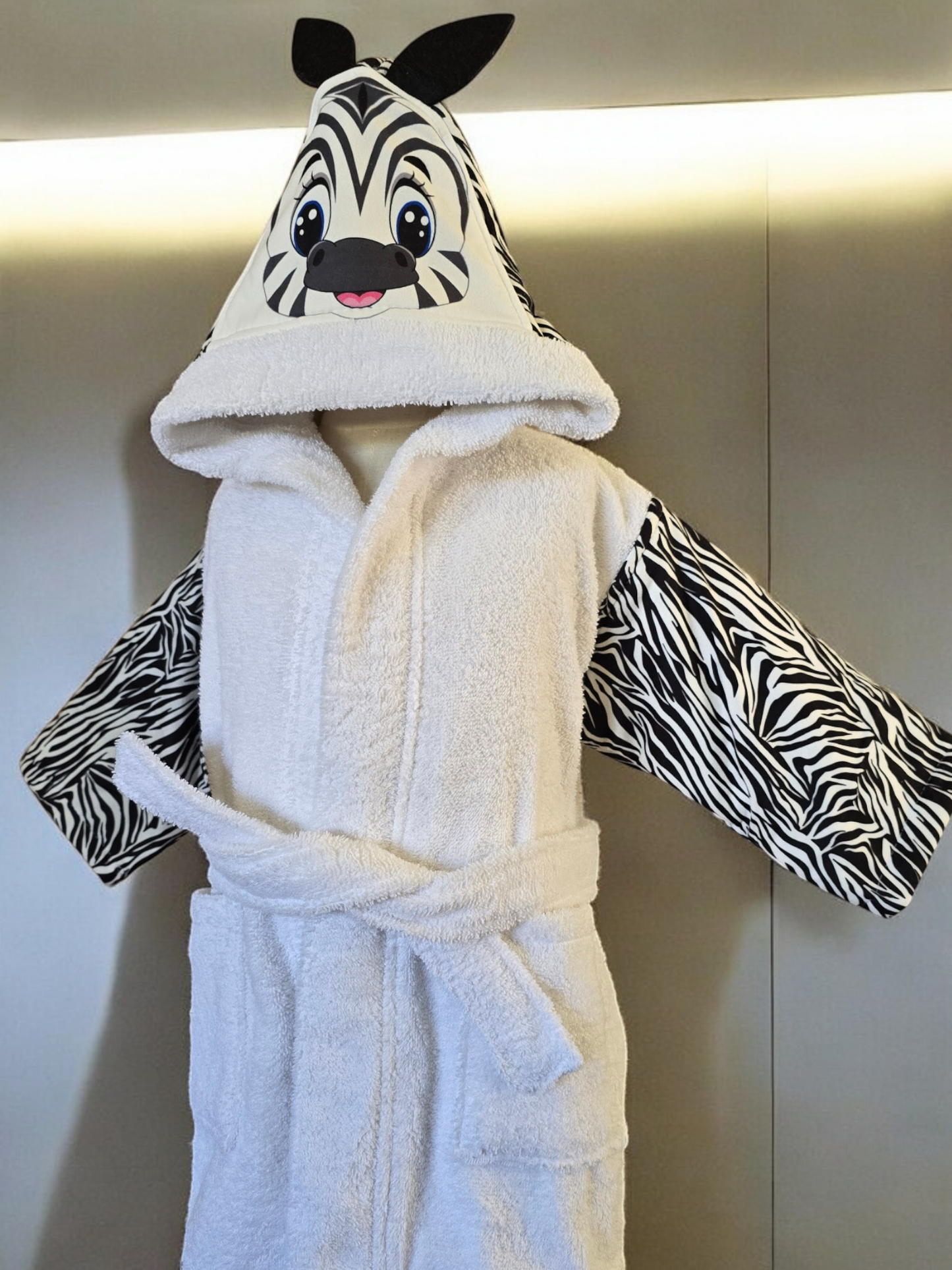 100% cotton soft and absorbent kids bathrobes, perfect for bath or pool time. Kids bathrobes and towels, Turkish cotton colourful, unique and luxurious. Fun kids bath time, kids swimming lessons, bubble bath, pure cotton, gift ideas, pool party, children’s birthday present.