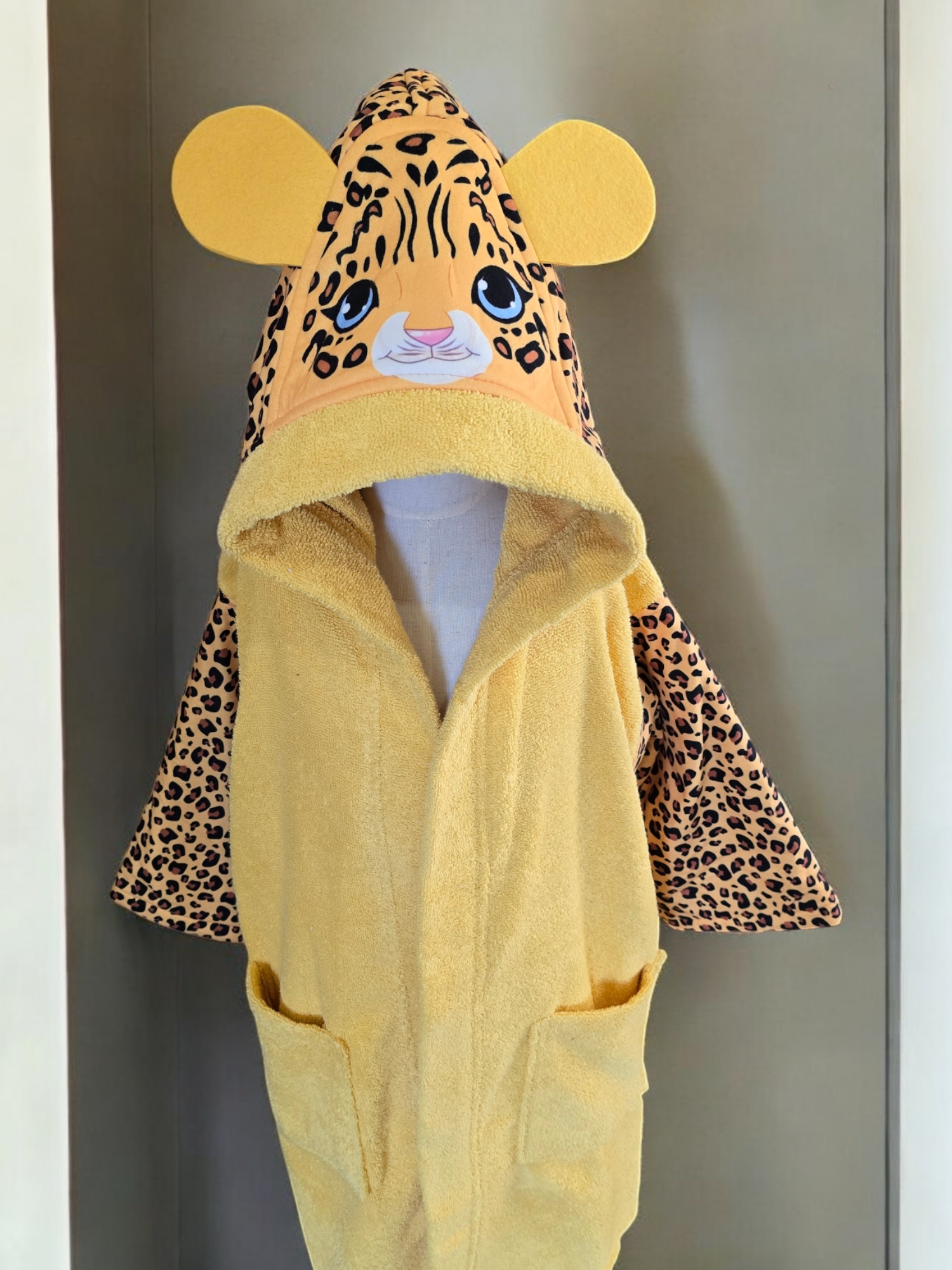 100% cotton soft and absorbent kids bathrobes, perfect for bath or pool time. Kids bathrobes and towels, Turkish cotton colourful, unique and luxurious. Fun kids bath time, kids swimming lessons, bubble bath, pure cotton, gift ideas, pool party, children’s birthday present.