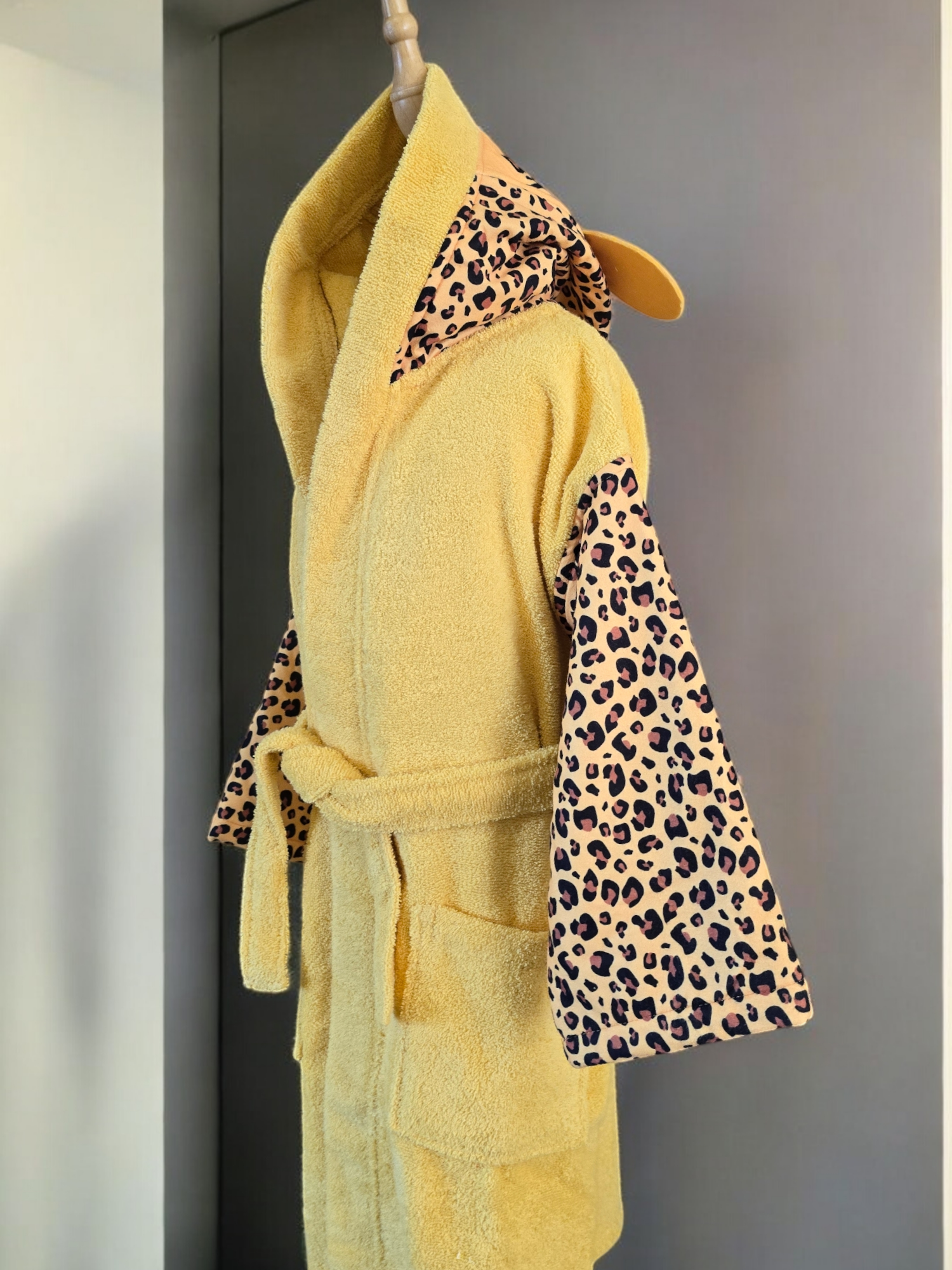 100% cotton soft and absorbent kids bathrobes, perfect for bath or pool time. Kids bathrobes and towels, Turkish cotton colourful, unique and luxurious. Fun kids bath time, kids swimming lessons, bubble bath, pure cotton, gift ideas, pool party, children’s birthday present.