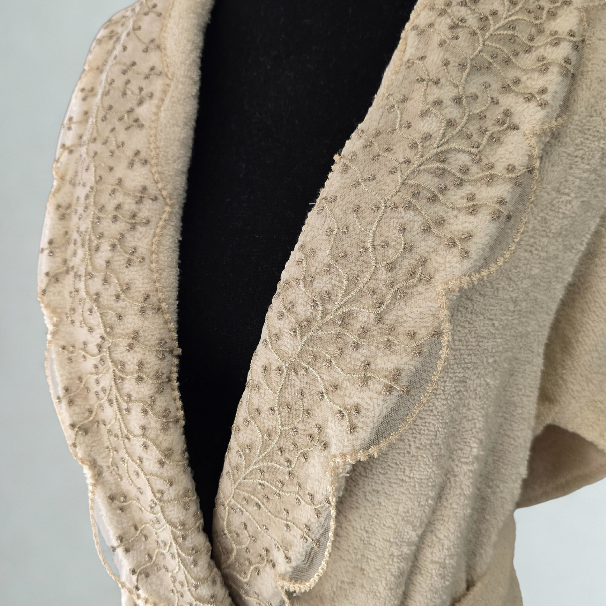 Allium Cream Bathrobe made from 100% cotton, designed for everyday comfort and luxury.