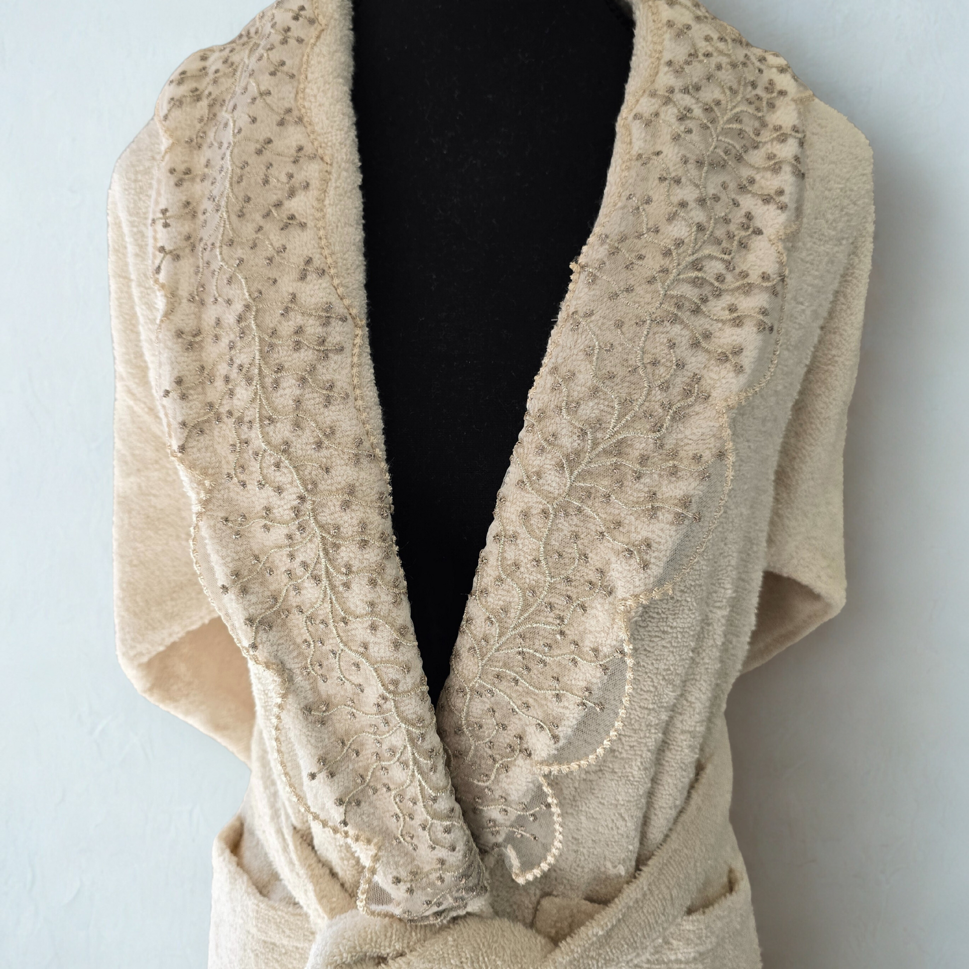 Allium Cream Bathrobe made from 100% cotton, designed for everyday comfort and luxury.