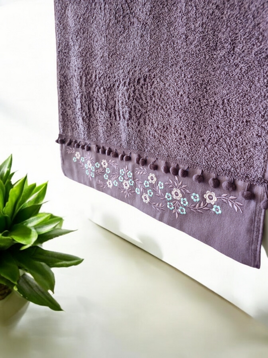 Soft and absorbent purple bath towel 50x90cm.